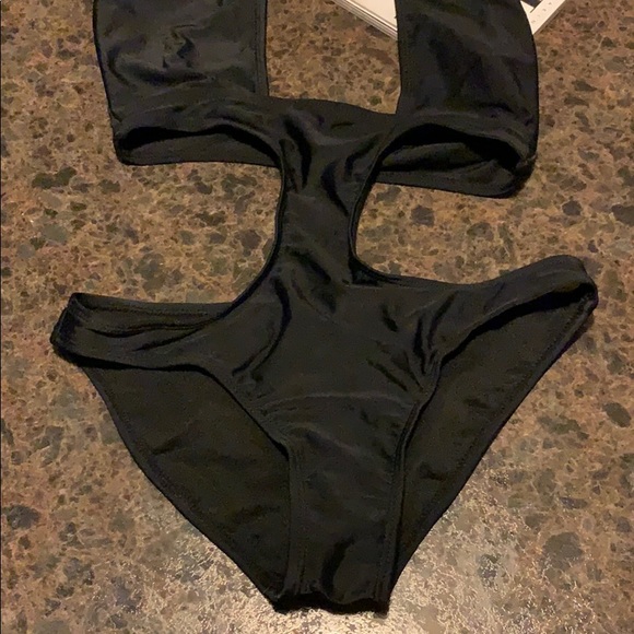 🆕 Nasty Gal halter wrap one piece bikini - Picture 4 of 7